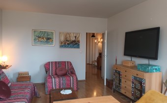 -salon z wyjściem na balkon