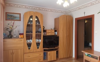 -salon z wyjściem na balkon