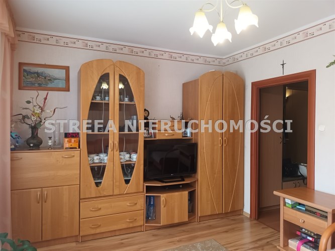 -salon z wyjściem na balkon