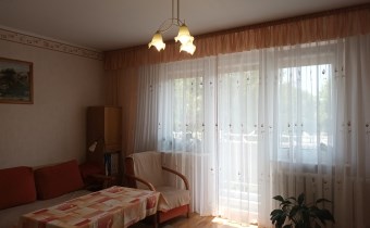 -salon z wyjściem na balkon