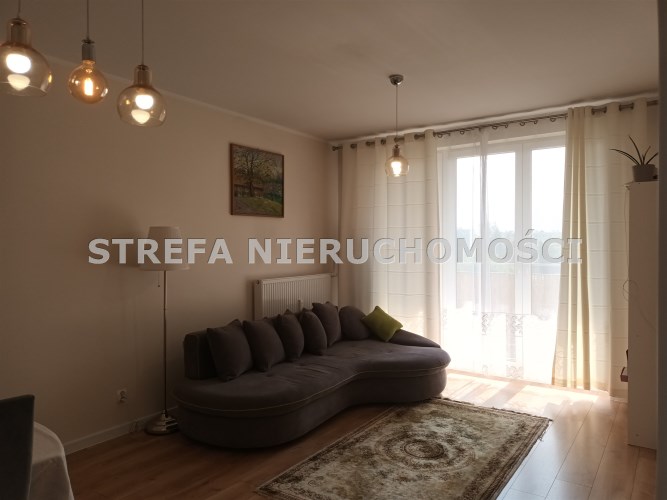 -salon z wyjściem na balkon