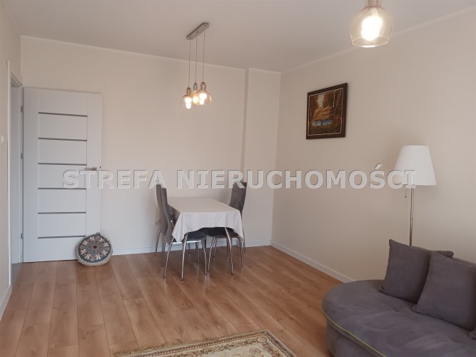 -salon z wyjściem na balkon