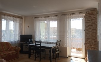 -salon z wyjściem na balkon