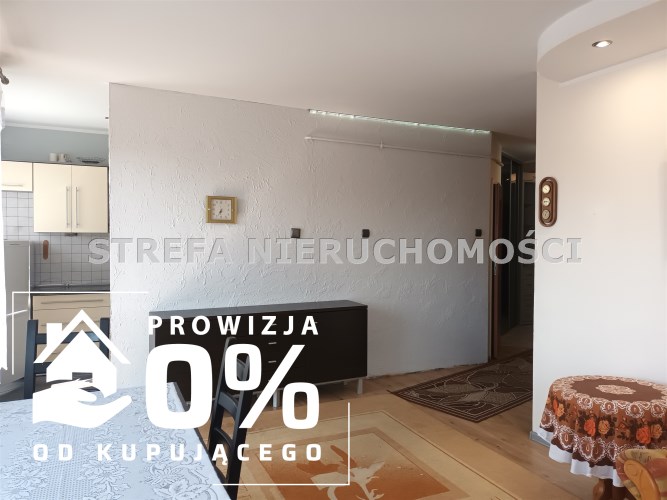 -salon z wyjściem na balkon