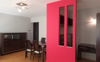 -salon z wyjściem na balkon