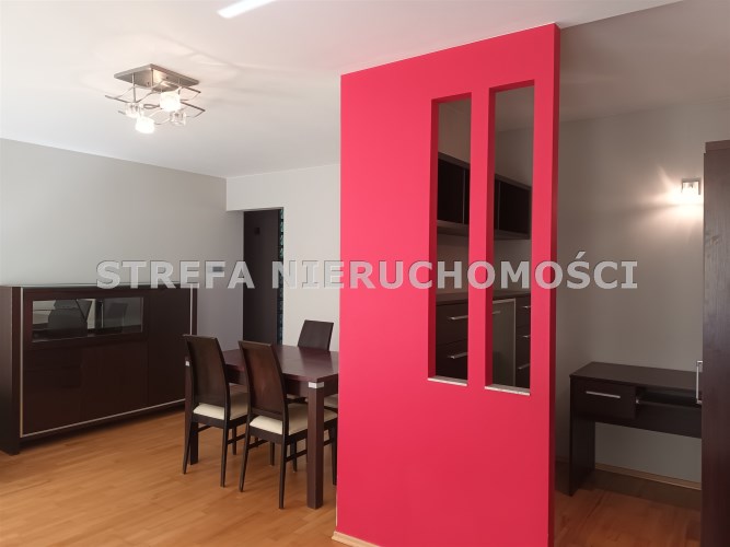 -salon z wyjściem na balkon