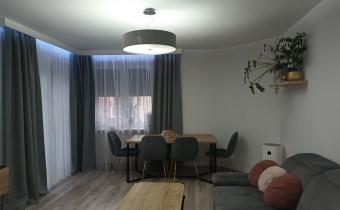 -salon z wyjściem na balkon