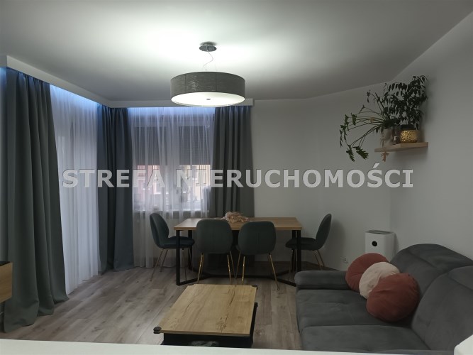 -salon z wyjściem na balkon