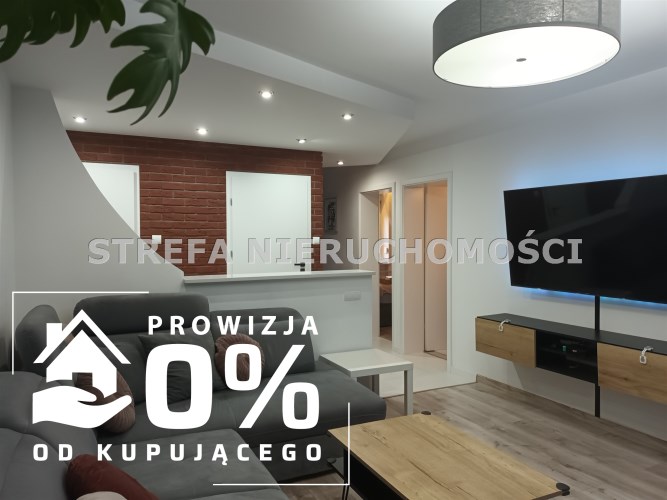 -salon z wyjściem na balkon