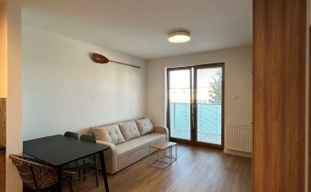 -salon z wyjściem na balkon